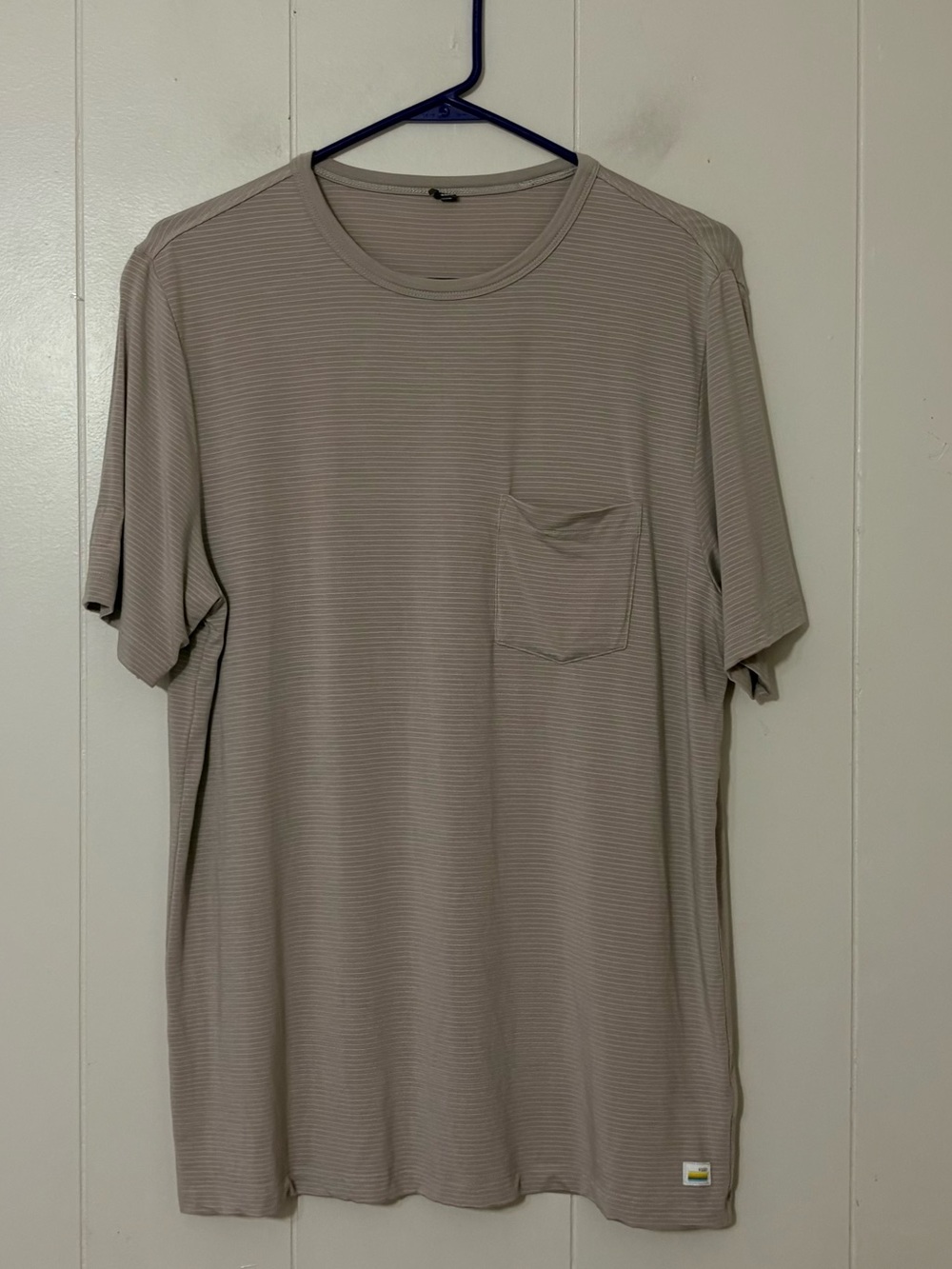 Vuori Linear Tech T-Shirt Taupe Gray Striped Pocket Tee Men’s M V196